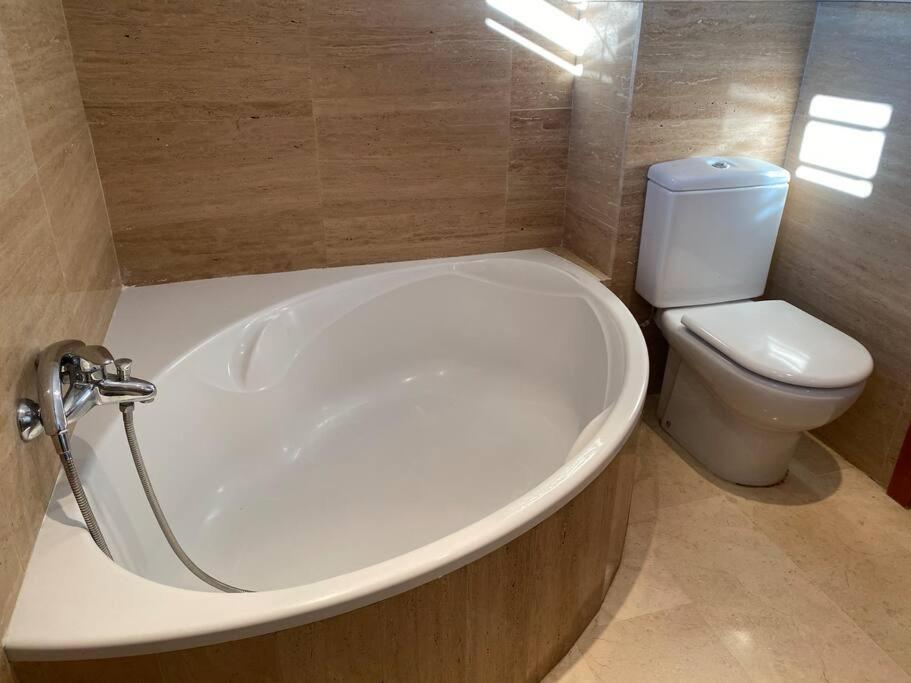 Montequinto Modern 5-Bedroom Villa With Pool מראה חיצוני תמונה