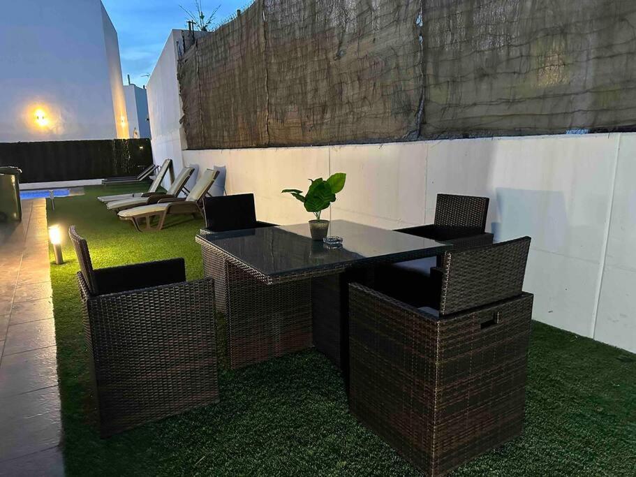 Montequinto Modern 5-Bedroom Villa With Pool מראה חיצוני תמונה