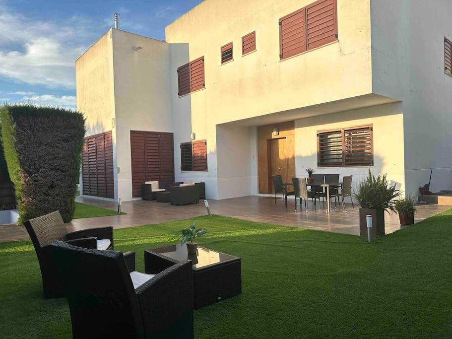 Montequinto Modern 5-Bedroom Villa With Pool מראה חיצוני תמונה