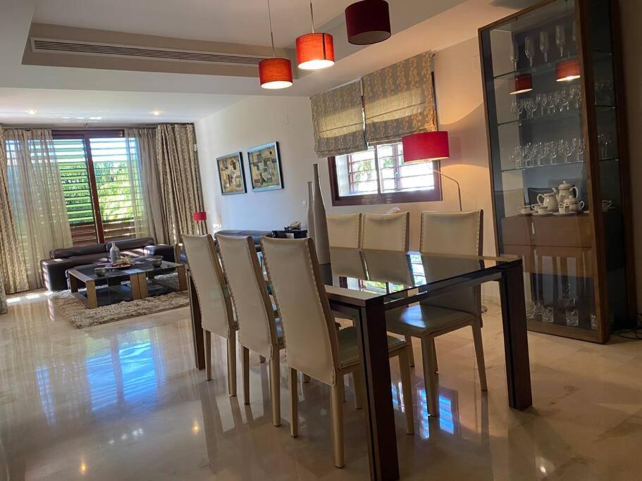 Montequinto Modern 5-Bedroom Villa With Pool מראה חיצוני תמונה
