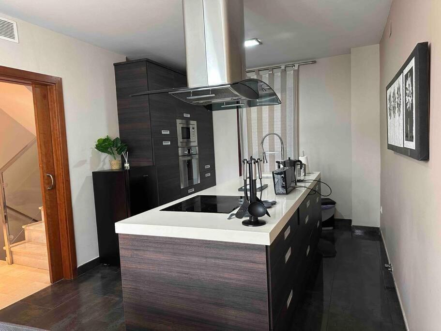 Montequinto Modern 5-Bedroom Villa With Pool מראה חיצוני תמונה